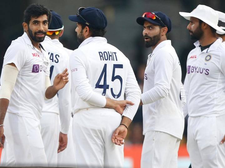 टेस्ट कप्तानी के बारे में पूछने पर उन्होंने कहा, ‘‘टीम में कुछ सीनियर खिलाड़ी हैं जो खेल को बखूबी समझते हैं और अपनी राय देते हैं. मेरी अपनी समझ है. कप्तानी के मामले में मेरा फलसफा यही है कि उस समय जो सही लगे, वही फैसला लो. मैं मैदान पर ही हालात का आकलन करता हूं.’’