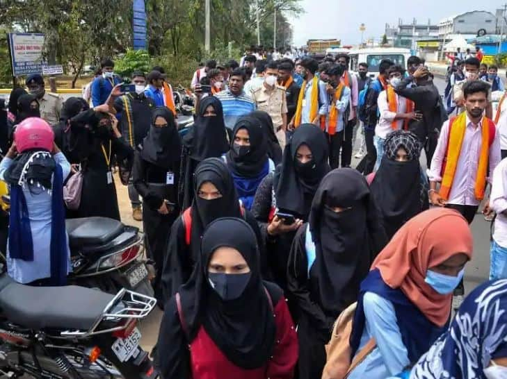 Karnataka Hijab row verdict  public gatherings banned in Bengaluru from March 15-21 Hijab Row: મંગળવારે હાઈકોર્ટ સંભળાવશે ચૂકાદો, બેંગલુરુમાં સાર્વજનિક જગ્યા પર ભેગા થવા પર પ્રતિબંધ