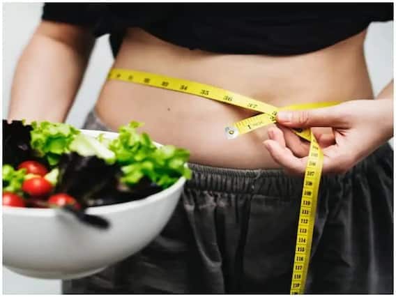 અમે તમને ખાવા-પીવાની એવી વસ્તુઓ વિશે જણાવી રહ્યા છીએ, જેનાથી તમારું વજન ઝડપથી ઘટી શકે છે. ભારે વર્કઆઉટ કર્યા વિના પણ તમે વજન ઘટાડી શકો છો.