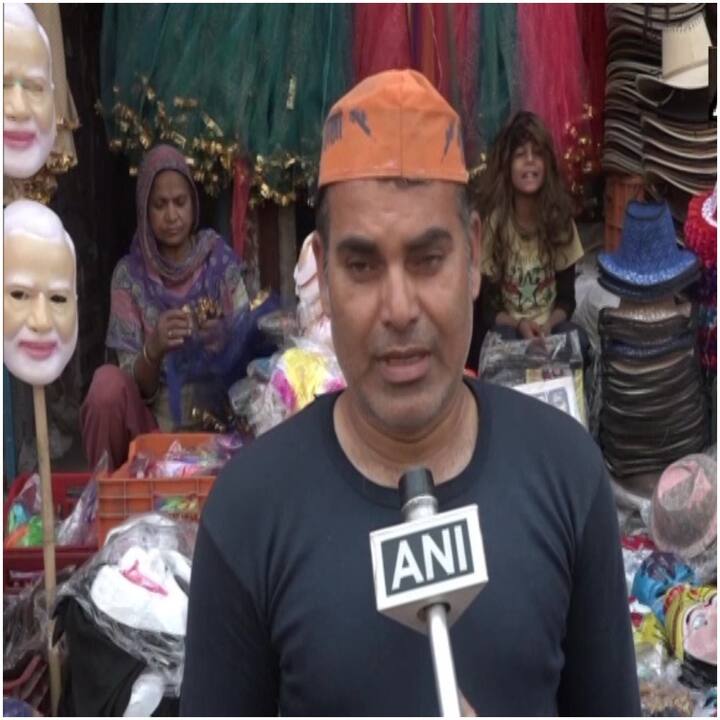 प्रयागराज में एक दुकानदार ने बताया कि इस बार होली पर लोग योगी आदित्यनाथ और नरेंद्र मोदी का मुखौटा ज़्यादा मांग रहे हैं और दुकानदारी पहले से अच्छी चल रही है.