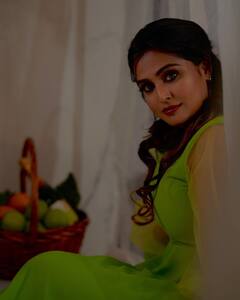 Actress ramya nambeesan : பள பளக்கும் பச்சை உடை... மின்னும் அழகில் ரம்யா நம்பீசன்!