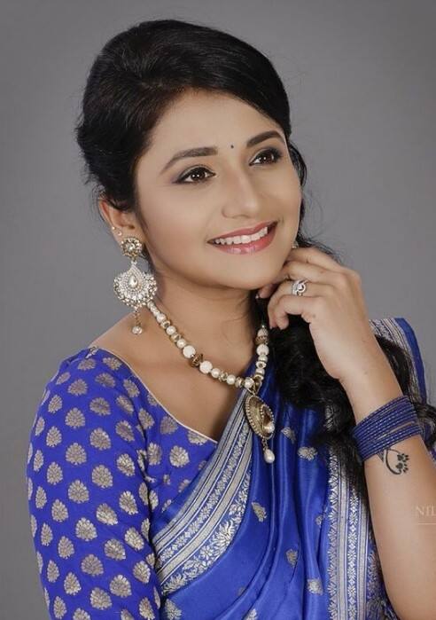 पोस्टच्या शेवटी जुईनं चाहत्यांना खास संदेश दिला आहे. तिनं लिहिले, 'स्त्री ही strong असतेच!' तसेच जुईनं पोस्टमध्ये, 'आज तुमच्याशी मनातली एक गोष्टं शेअर करणारे!' असंही लिहिले आहे.  (Jui Gadkari/Instagram)