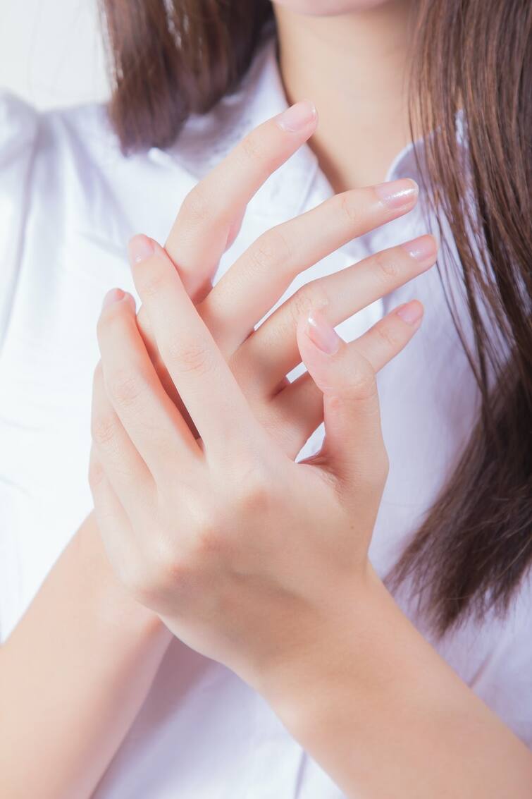 Health tips follow these tips to soften dry hands skin care tips આપના હાથની સ્કિન ડ્રાય અને ડલ થઇ રહી છે તો મુલાયમ ત્વચા માટે આ કારગર ટિપ્સ અપનાવો