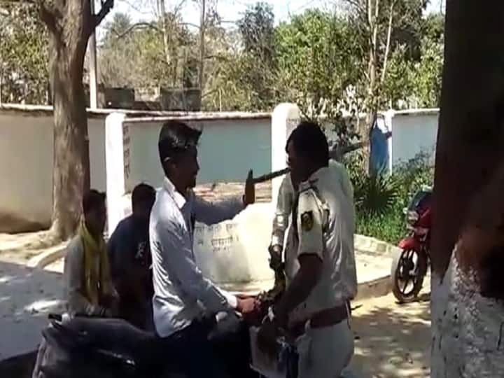 Bihar police personnel thrashed bike rider in a rage of uniform, SP ordered investigation after video went viral ann Bihar News: वर्दी की हनक में जमादार ने की बाइक सवार की पिटाई, Video Viral होने पर SP ने दिए जांच के आदेश