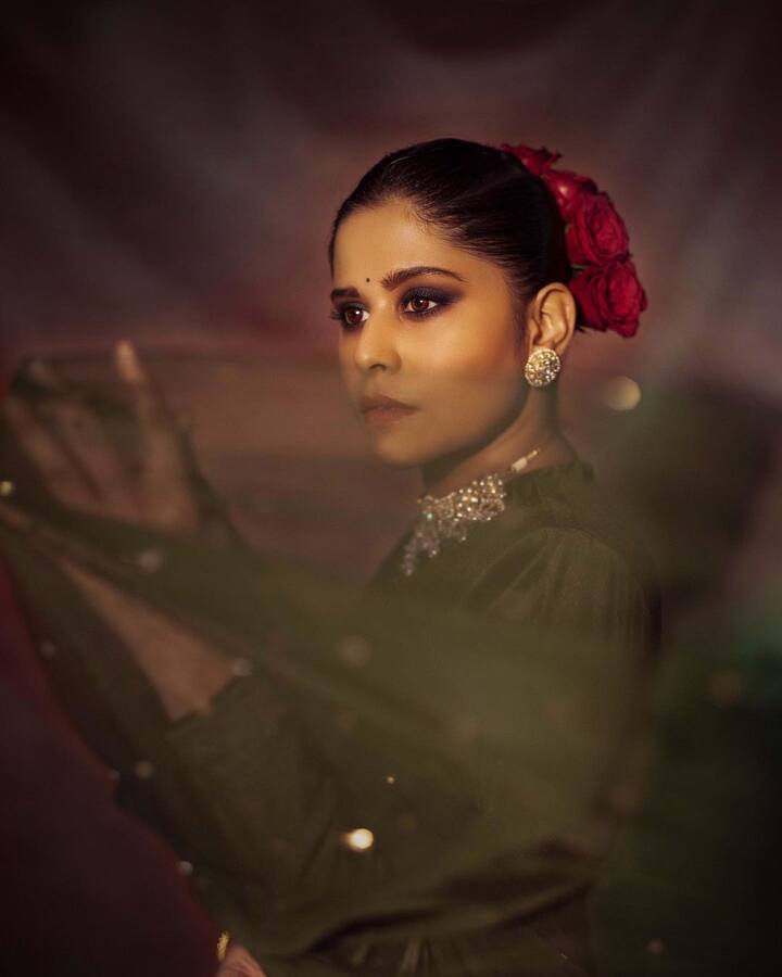 सई सोशल मीडियावर मोठ्या प्रमाणावर सक्रिय असते. (Photo:saietamhankar/ig)