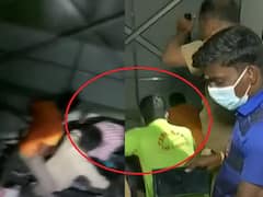 Chennai: திடீரென நின்ற லிப்ட்.! சிக்கிய 14 பேர்.. நுங்கம்பாக்கம் ரயில் நிலையத்தில் திக் திக் சம்பவம்!!