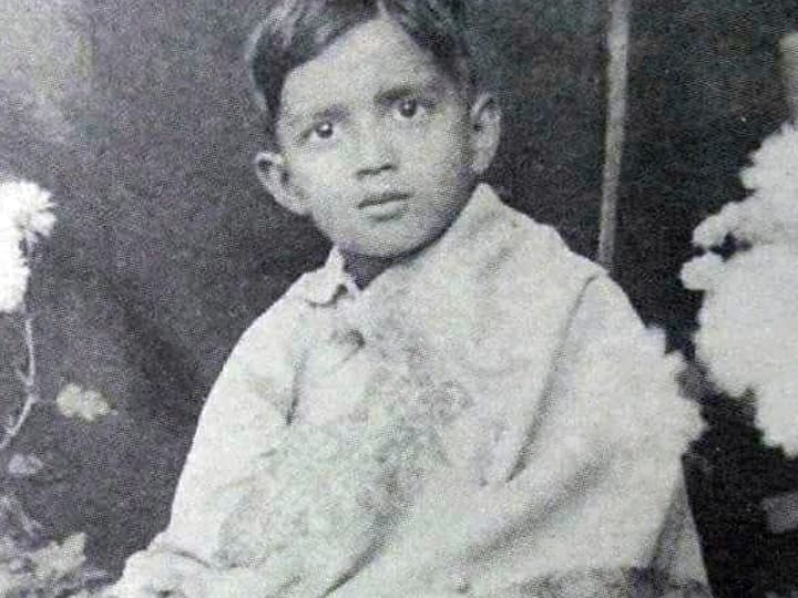 Mithun Chakraborty childhood photo going viral on internet बॉलीवुड का डिस्को किंग है ये बच्चा, कचरे से उठाकर पाली थी बेटी, पहचाना क्या?