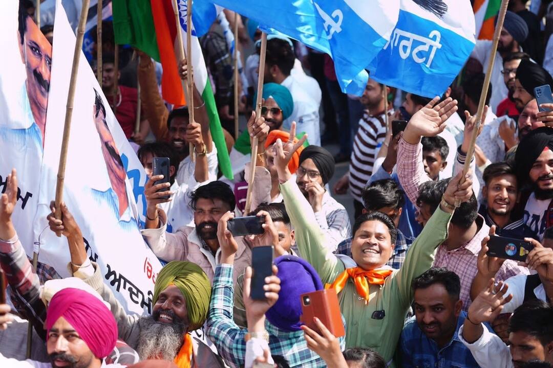 Police officers pistol stolen during AAP road show, posted under Raghav Chadha security ਆਪ' ਦੇ ਰੋਡ ਸ਼ੋਅ 'ਚ ਥਾਣੇਦਾਰ ਦਾ ਪਿਸਤੌਲ ਚੋਰੀ, ਰਾਘਵ ਚੱਢਾ ਦੀ ਸੁਰੱਖਿਆ 'ਚ ਸੀ ਤਾਇਨਾਤ