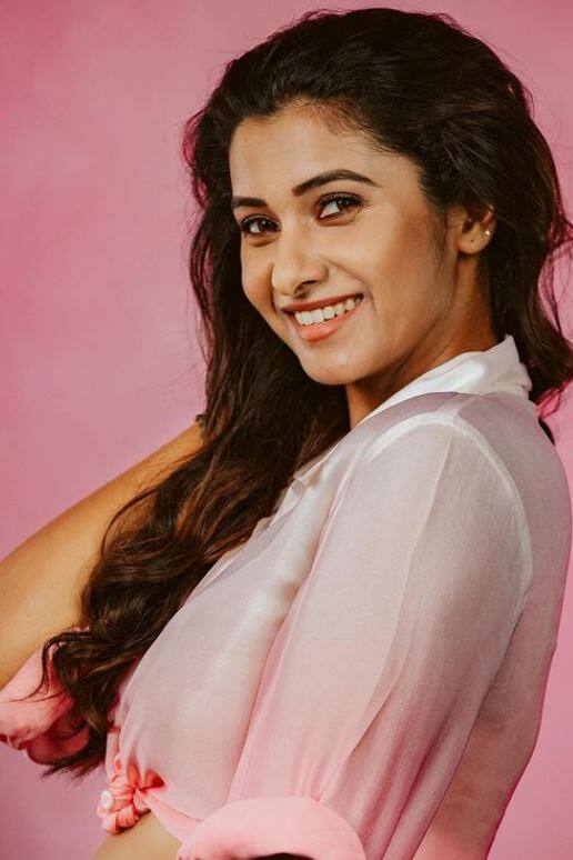 சில முத்தங்களை நெருப்பில் சுட வச்சி நான் தந்ததுமே அதிரும் உன் உச்சி