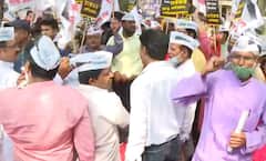 Delhi: MCD चुनाव में देरी को लेकर घमासान, AAP कार्यकर्ताओं ने किया BJP दफ्तर पर विरोध प्रदर्शन