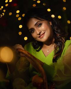 Actress ramya nambeesan : பள பளக்கும் பச்சை உடை... மின்னும் அழகில் ரம்யா நம்பீசன்!