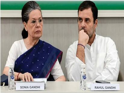 Family ready to ‘step back’, says Sonia stunned Congress junks offer Congress: 5 மணி நேர மீட்டிங்.. உருகி பேசிய சோனியா.. தேற்றிய நிர்வாகிகள்! காங்., கூட்டத்தில் நடந்தது என்ன?