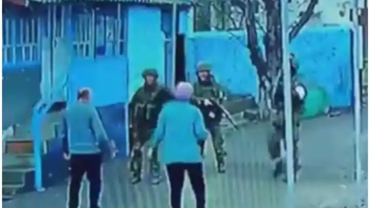 russia ukraine war video of senior citizen couple from kyiv getting viral they fought with russian-soldiers Russia Ukraine War: দেখুন- বুক চিতিয়ে চার-চারজন সশস্ত্র রুশ সেনার মোকাবিলা ইউক্রেনের বৃদ্ধ দম্পতির, বাড়ি থেকে দিলেন তাড়িয়ে