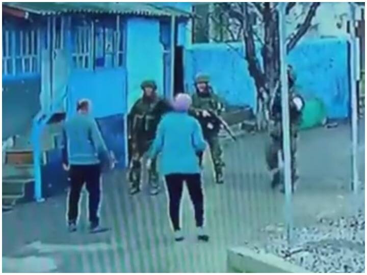 Russia Ukraine War Video of Senior Citizen Couple from Kyiv getting viral they fought with russian soldiers Watch: हथियारों से लैस 4-4 सैनिकों से निहत्थे भिड़ गया यूक्रेन का यह बुजुर्ग दंपत्ति, सभी को घर से बाहर खदेड़ा
