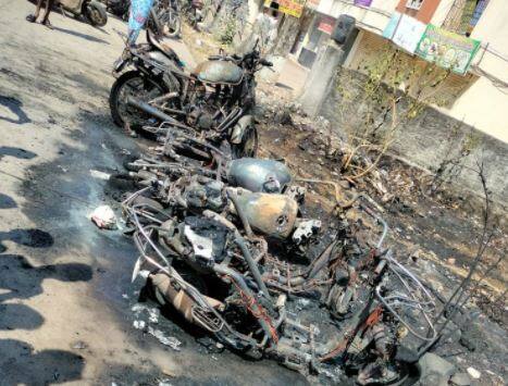 हाहा म्हणता पार्किंगमधील गाड्यांची झाली राख!