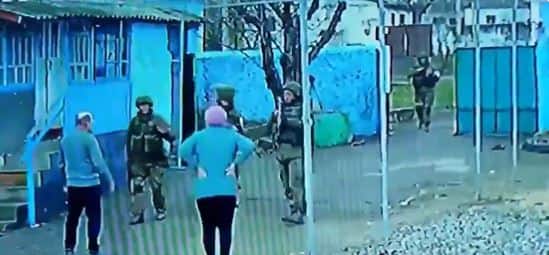 Ukraine-Russia War video couple fights with armed persons Watch: ਰੂਸ-ਯੂਕਰੇਨ ਜੰਗ ਦੀ ਹੈਰਾਨ ਕਰਨ ਵਾਲੀ ਵੀਡੀਓ, ਚਾਰ ਹਥਿਆਰਬੰਦ ਫੌਜੀਆਂ ਨਾਲ ਭਿੜ ਗਿਆ ਨਿਹੱਥਾ ਬਜਰੁਗ ਜੋੜਾ