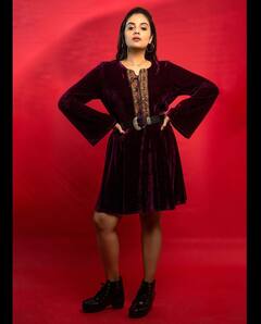 SreeMukhi Photos: చిట్టి గౌనులో అందాల యాంకర్ శ్రీముఖి, అదిరిపోయిందిగా