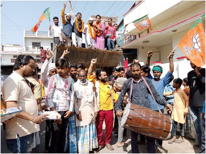 Muslims took out procession in Yogi Adityanath's city Gorakhpur on victory of BJP in Assembly Election ANN बीजेपी की जीत पर योगी आदित्यनाथ के शहर गोरखपुर में मुसलमानों ने निकाला जुलूस, बुलडोजर पर चढ़कर झूमे