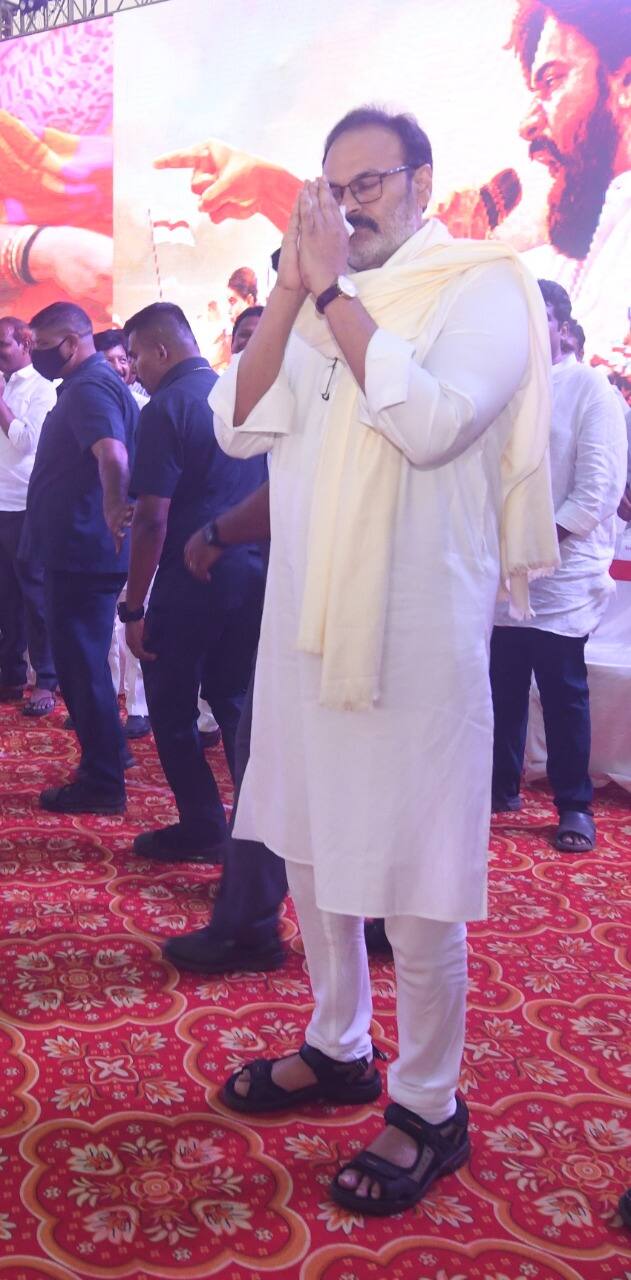 జనసేన కార్యకర్తలకు అభివాదం చేస్తున్న నాగబాబు