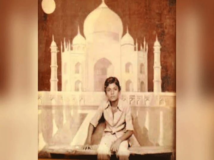 Nawazuddin Siddiqui Childhood Photo Went Viral On Social Media, See Here ताजमहल के आगे दबंग स्टाइल में पोज दे रहा ये बच्चा है बॉलीवुड का चमकता सितारा, फोटो देख नहीं पहचान पाएंगे आप