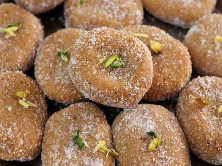 Make famous pedas of Mathura at home on Holi, know the recipe Holi Special: होली के दिन घर पर बनाएं मथुरा के स्वादिष्ट पेड़े , यहां जानें रेसिपी