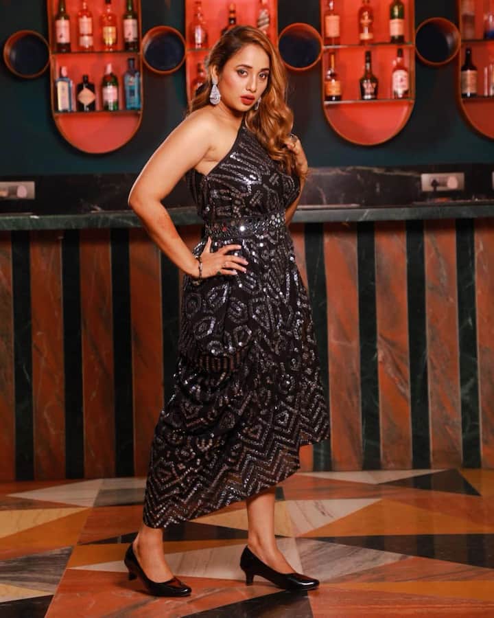 भोजपुरी सेंसेशन रानी चटर्जी सोशल मीडिया स्टार है. रानी अपनी खूबसूरत तस्वीरें शेयर कर फैंस का दिल जीतती रहती हैं.