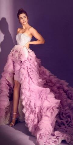 Kirti Sanon : सिंड्रेलासारखी सुंदर दिसतेय क्रिती सेनन, चाहतेही झाले फिदा