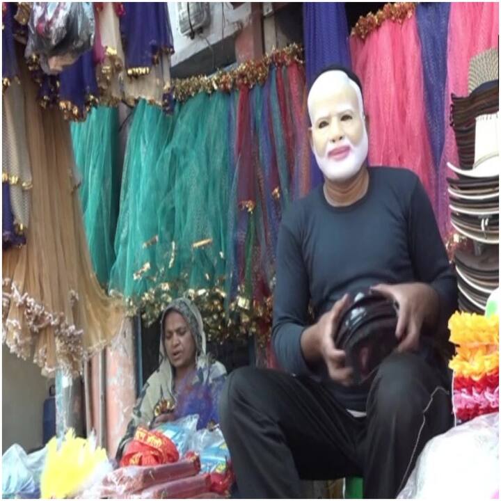 होली पर इस बार बाजार में पीएम मोदी के मुखौटा खूब बिक रहे हैं.