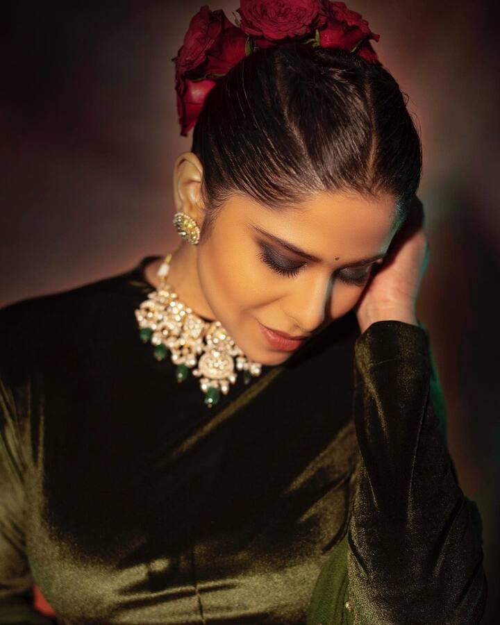 केसात गुलाब आणि हटके लूक मध्ये सई खूपच सुंदर दिसत आहे. (Photo:saietamhankar/ig)
