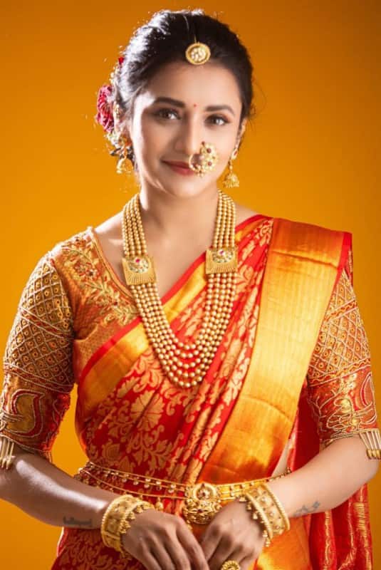 जुईनं पोस्टमध्ये मणक्यासंबंधित झालेल्या आजाराबाबात तसेच लॉकडाऊनमधील तिनं केलेल्या कामांबद्दल सांगितले आहे.   (Jui Gadkari/Instagram)