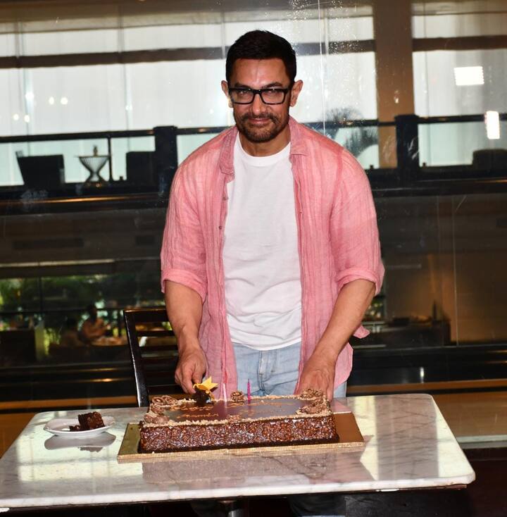 आमिरच्या वाढदिवसानिमित्त  त्याचे चाहते सोशल मीडियावर पोस्ट शेअर करून त्याला शुभेच्छा देत आहेत. आमिर त्याच्या वैयक्तिक आयुष्यामुळे चर्चेत असतो. जाणून घेऊयात आमिरबद्दलच्या खास गोष्टी..