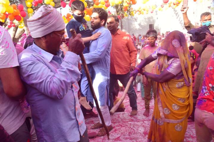 लट्ठमार होली पर सब एक-दूसरे को रंग लगाते हुए और लाठी से होली खेलते हुए नजर आ रहे हैं.