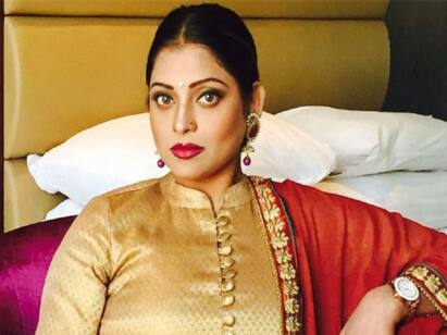 Actress robbed at Kolkata International Book Fair Rupaa Dutta : மாஸ் கூட்டத்தில் போஸ் கொடுத்து பிக்பாக்கெட் அடித்த நடிகை... போலீசிடம் மாட்டி சிக்கித்தவிப்பு!