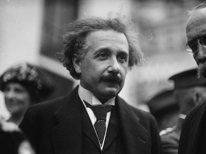Albert Einstein Birth Anniversary Read the inspirational thoughts of Albert Einstein Albert Einstein : अपयशानं हार मानू नका, अल्बर्ट आइनस्टाईन यांचे प्रेरणादायी विचार वाचा