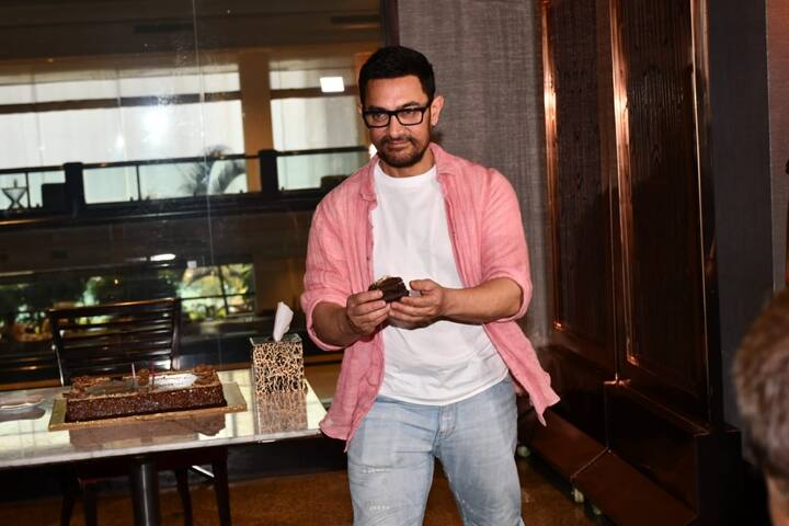 এদিন সংবাদমাধ্যমের কর্মীদের সঙ্গে জন্মদিনের কেক কাটলেন আমির খান। নিজে হাতে সংবাদমাধ্যমের কর্মীদের মুখে কেকও তুলে দিলেন।