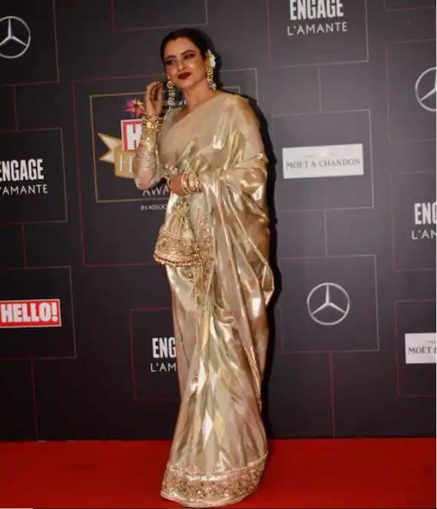 ਰੇਖਾ ਜਿੱਥੇ ਵੀ ਜਾਂਦੀ ਹੈ, ਆਪਣੀ ਖੂਬਸੂਰਤੀ ਨਾਲ ਮਹਿਫਿਲ ਬਣਾ ਦਿੰਦੀ ਹੈ। ਸਾਰੇ ਸਿਤਾਰਿਆਂ ਦਾ ਲੁੱਕ ਇਕ ਪਾਸੇ ਤੇ ਬਨਾਰਸੀ ਸਾੜੀ 'ਚ ਰੇਖਾ ਦੀ ਖੂਬਸੂਰਤੀ ਇਕ ਪਾਸੇ।