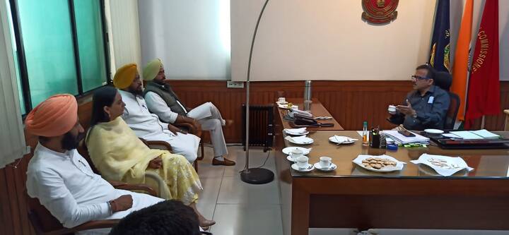 ਨਿਹਾਲ ਸਿੰਘ ਵਾਲੇ ਦੇ ਵਿਧਾਇਕ ਮੰਜੀਤ ਸਿੰਘ ਬਿਲਾਸਪੁਰ, ਧਰਮਕੋਟ ਦੇ ਵਿਧਾਇਕ ਦਵਿੰਦਰਜੀਤ ਸਿੰਘ ਢੋਸ, ਬਾਘਾਪੁਰਾਨਾ ਦੇ ਵਿਧਾਇਕ ਅੰਮ੍ਰਿਤਪਾਲ ਸਿੰਘ ਸੁਖਾਨੰਦ ਤੇ ਮੋਗਾ ਦੀ ਵਿਧਾਇਕਾ ਅਮਨਦੀਪ ਕੌਰ ਅਰੋੜਾ ਨੇ ਸਰਕਾਰੀ ਸਕੂਲ ਤੇ ਸਰਕਾਰੀ ਹਸਪਤਾਲ ਦਾ ਦੌਰਾ ਕੀਤਾ ਅਤੇ ਮੋਗੇ ਦੇ ਸਿਵਲ ਹਸਪਤਾਲ ਦੇ ਸਾਰੇ ਡਾਕਟਰਾਂ ਨਾਲ ਮੀਟਿੰਗ ਕੀਤੀ।