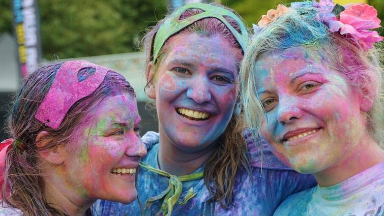 Holi 2022: মুখ থেকে কীভাবে তাড়াতাড়ি রং তুলবেন? Holi 2022: How to remove Holi colour from body, know in details Holi 2022: মুখ থেকে কীভাবে তাড়াতাড়ি রং তুলবেন?