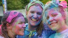 Holi 2022: মুখ থেকে কীভাবে তাড়াতাড়ি রং তুলবেন?