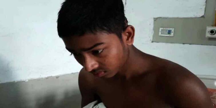 South Dinajpur News: madhyamik student gave exam from hospital bed South Dinajpur News: শরীরে ১৮টি সেলাই পড়েছে, হাসপাতালের বিছানায় বসেই পরীক্ষা দিল মাধ্যমিক পরীক্ষার্থী
