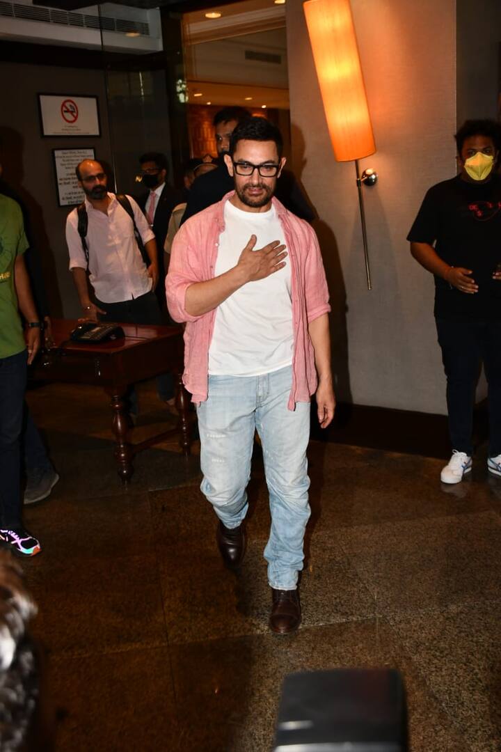 किरण रावसोबत घटस्फोट झाल्यानंतर आमिरचं नाव अभिनेत्री फातिमा सना शेखसोबत जोडलं जात होते. दंगल या चित्रपटात आमिर आणि फातिमानं सना शेखनं एकत्र काम केले होते. पण याबाबत दोघांनी कोणतीही माहिती दिली नाही.
