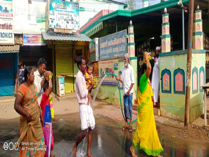 watch video | பால் குடம் சுமந்த பக்தர்களின் பாதங்களை குளிர்வித்த இஸ்லாமியர்கள் -  மதநல்லிணக்கத்தை வெளிப்படுத்தும் வைரல் வீடியோ