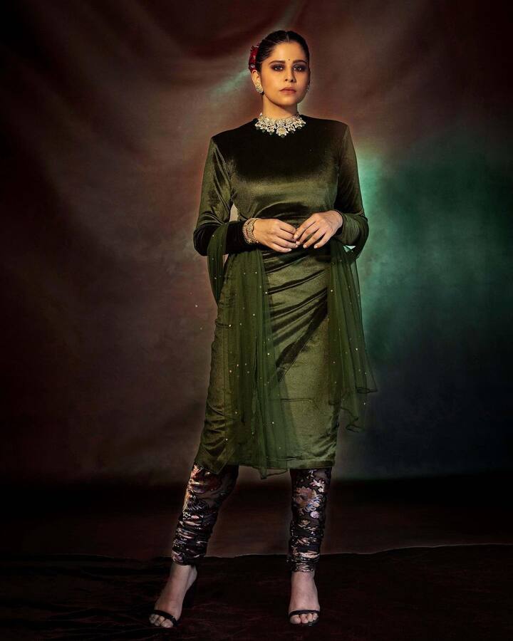 त्यामुळे अनेक वेळा ती तिचे फोटो किंवा व्हिडिओ शेअर करत असते. (Photo:saietamhankar/ig)