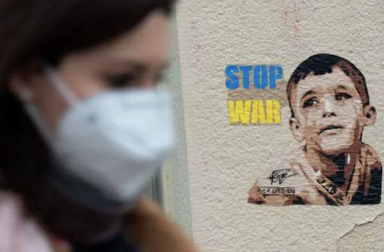 ਰੂਸ-ਯੂਕਰੇਨ ਜੰਗ ਦਾ ਅੱਜ 19ਵਾਂ ਦਿਨ ਹੈ। ਇਸ ਜੰਗ ਨੂੰ ਸ਼ੁਰੂ ਹੋਏ 2 ਹਫ਼ਤਿਆਂ ਤੋਂ ਵੱਧ ਦਾ ਸਮਾਂ ਹੋ ਗਿਆ ਹੈ ਪਰ ਅਜੇ ਤੱਕ ਜੰਗਬੰਦੀ ਦੇ ਕੋਈ ਸੰਕੇਤ ਨਹੀਂ ਮਿਲੇ ਹਨ। ਪਿਛਲੇ ਐਤਵਾਰ ਨੂੰ ਰੂਸੀ ਫੌਜ ਨੇ ਕੀਵ ਨੇੜੇ ਇਰਪਿਨ ਵਿੱਚ ਗੋਲੀਬਾਰੀ ਕੀਤੀ ਸੀ। ਜਿਸ ਕਾਰਨ ਇੱਕ ਅਮਰੀਕੀ ਪੱਤਰਕਾਰ ਅਤੇ ਇੱਕ ਫਿਲਮ ਨਿਰਮਾਤਾ ਦੀ ਜਾਨ ਚਲੀ ਗਈ ਸੀ।