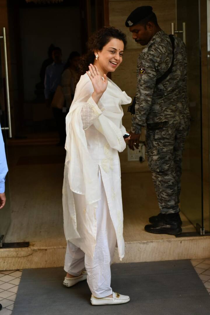 अब फैंस भी क्या करे, कंगना है हीं इतनी खूबसूरत, बेशक उनकी तीखी जुबान के चलते लोग उनसे लड़ते भिड़ते नजर आते हैं लेकिन कंगना के सामने आते ही उनका दिल पिघल जाता है.