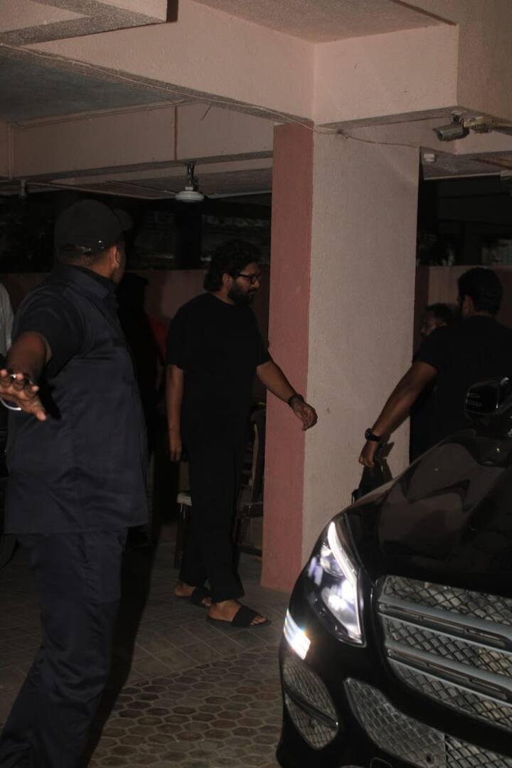 सोमवार को अल्लू अर्जुन भंसाली के ऑफिस पहुंचे इस दौरान पैपराजी ने उनसे फोटो क्लिक करने की मांग की लेकिन अल्लू अर्जुन रुके बिना ही सीधे कार में बैठे और रवाना हो गए.