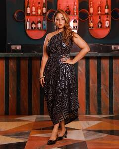 Rani Chatterjee Photos:  भोजपुरी सेंसेशन रानी चटर्जी ने ब्लैक ड्रेस में करवाया ग्लैमरस फोटोशूट, किलर लुक ने लूटा फैन्स का दिल