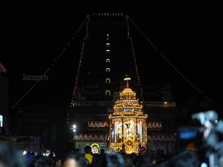 வெள்ளித்தேர் மற்றும் கோவில் கோபுரம்