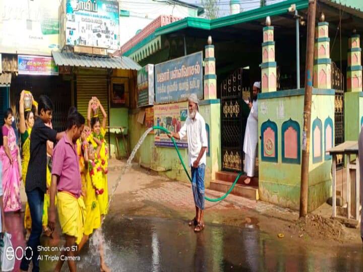 Devotees carrying milk jugs for the Karaikudi Muthumariamman Temple Festival - Islamists pouring water on the roads watch video | பால் குடம் சுமந்த பக்தர்களின் பாதங்களை குளிர்வித்த இஸ்லாமியர்கள் -  மதநல்லிணக்கத்தை வெளிப்படுத்தும் வைரல் வீடியோ