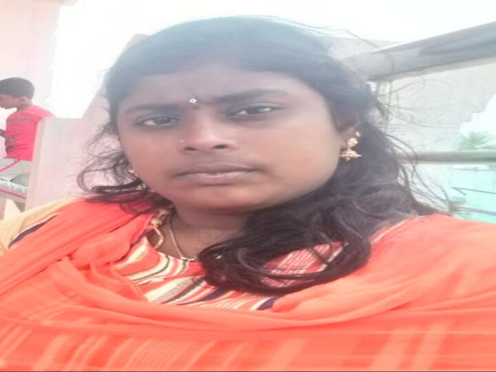 Government Job scam at Nagapattinam , a female frauded many people convincing to get a government job for them அரசு வேலை வாங்கி தருவதாக பணம் வாங்கி கொண்டு ஜகா வாங்கிய பெண்...! - தாயை கையும் களவுமாக பிடித்து போலீசில் ஒப்படைத்த மக்கள்